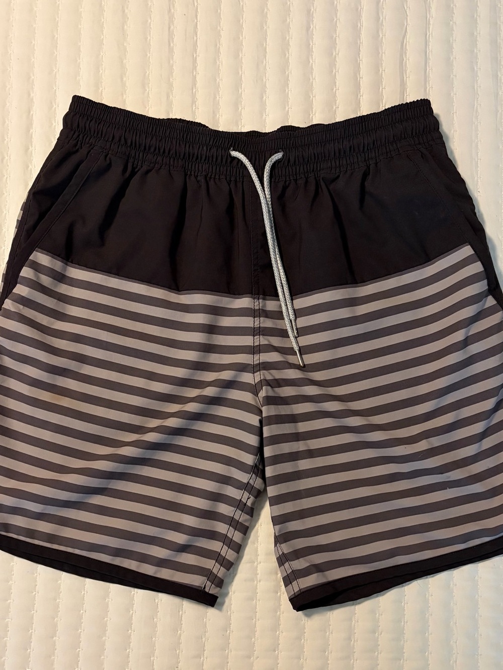 KITH Swim Trunks Shorts Suit Mens Size M Striped Lined Elastic Waist Black Grey